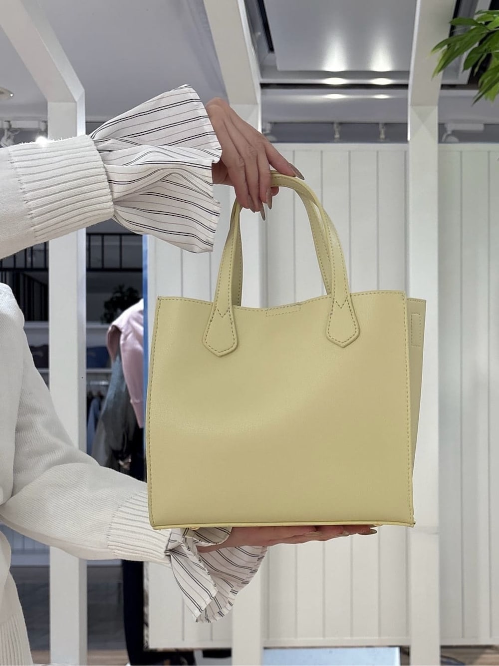 ホワイト系のニット/セーター、ピンク系のシャツ/ブラウス、ベージュ系のその他パンツを着用したレディースの春コーディネートの7枚目の写真