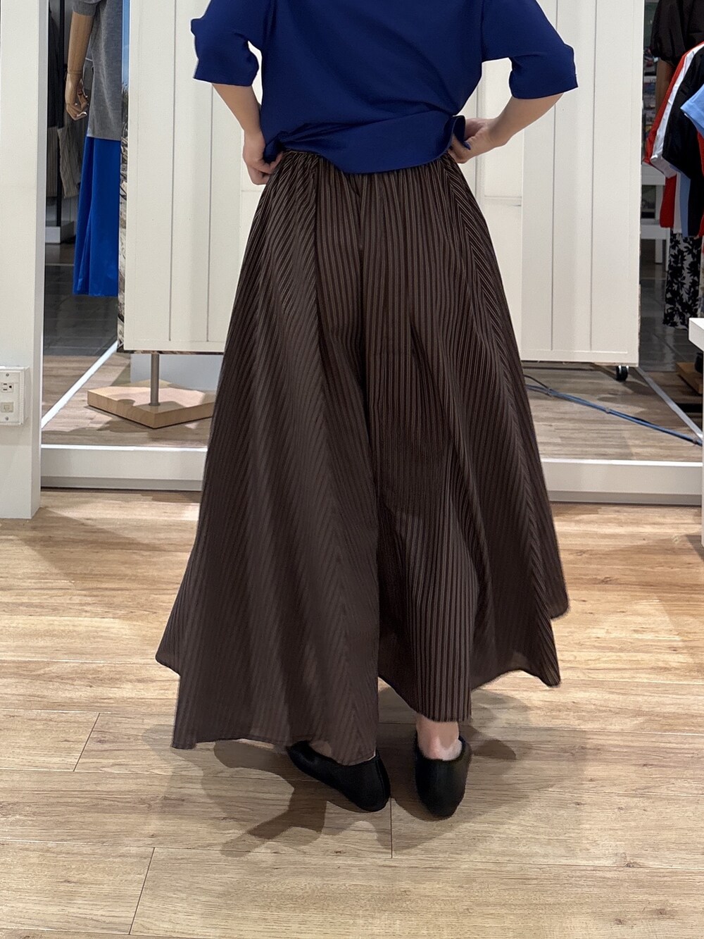 ブルー系のTシャツ/カットソー、ブラウン系のスカート、ブラック系のパンプスを着用したレディースの夏コーディネートの8枚目の写真