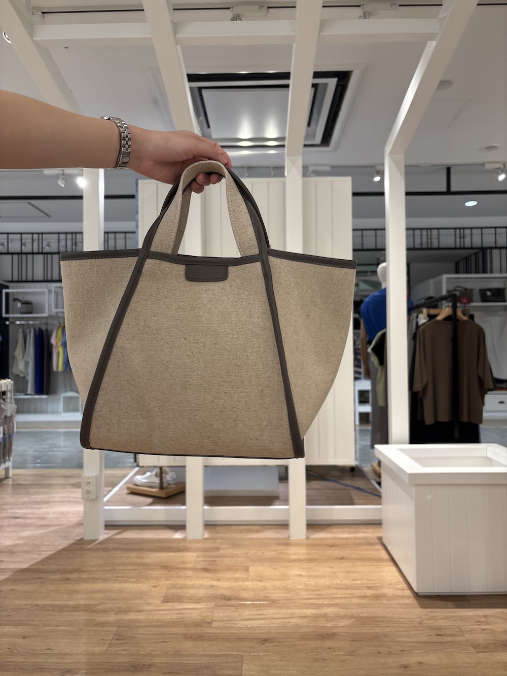 ブラウン系のシャツ/ブラウス、オレンジ系のその他パンツ、ブラウン系のサンダルを着用したレディースの夏コーディネートの9枚目の写真