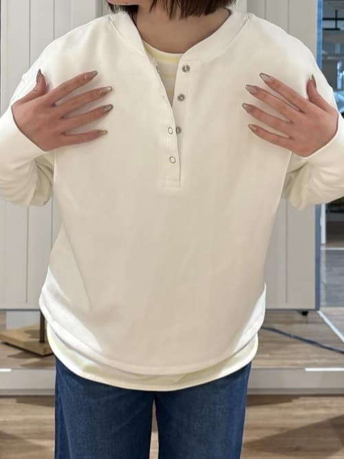 ブルー系のその他パンツ、ベージュ系のショルダーバッグ、イエロー系のTシャツ/カットソーを着用したレディースの冬コーディネートの6枚目の写真