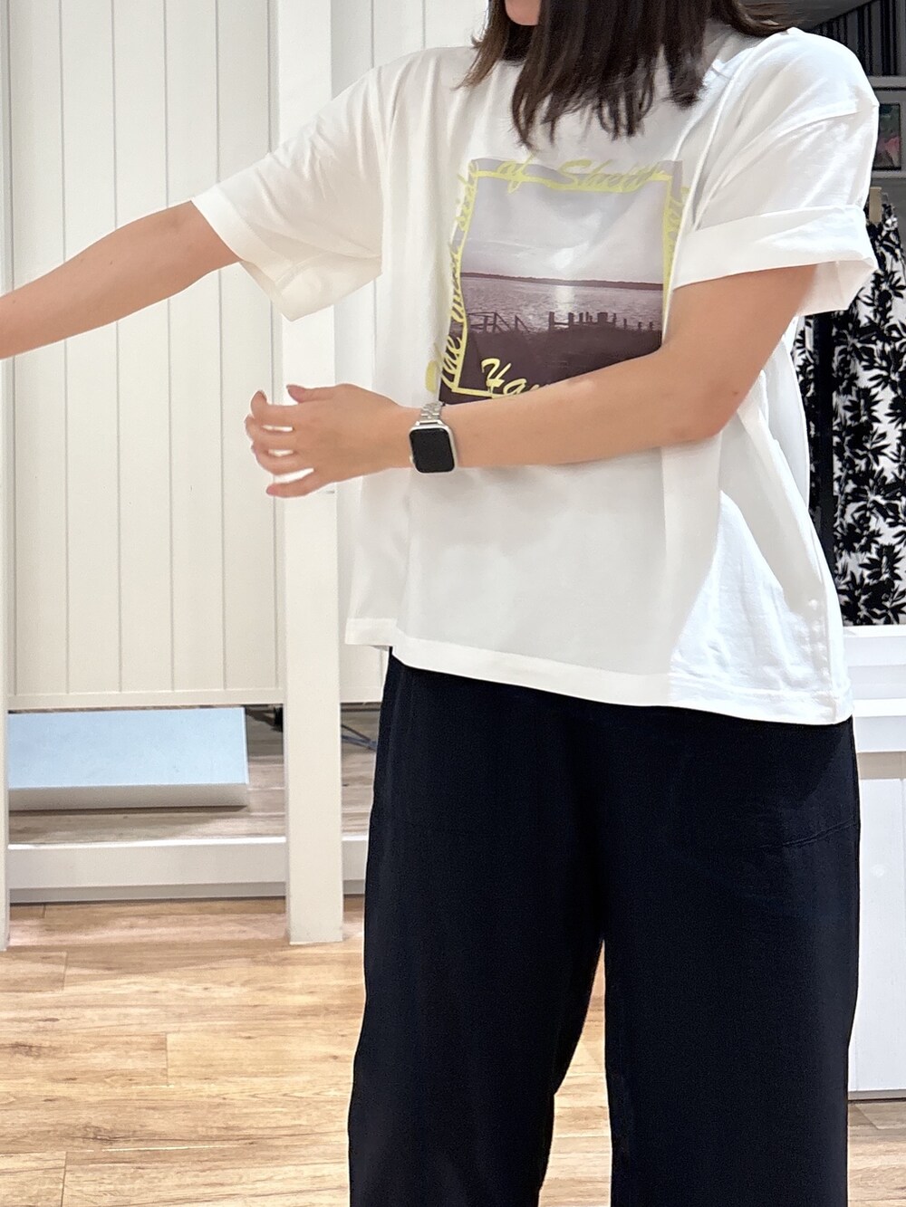 イエロー系のカーディガン/ボレロ、ブルー系のその他パンツを着用したレディースの夏コーディネートの6枚目の写真