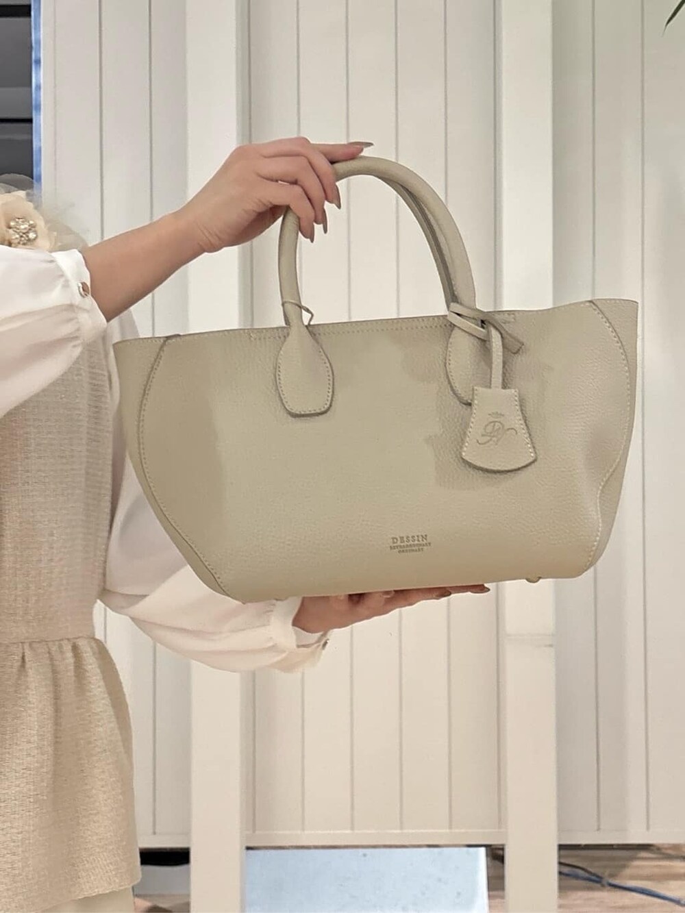 ホワイト系のシャツ/ブラウス、ホワイト系のその他パンツ、グレー系のトートバッグを着用したレディースの冬コーディネートの8枚目の写真