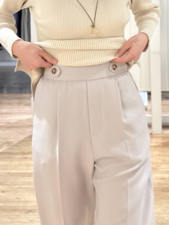 ピンク系のシャツ/ブラウス、ホワイト系のニット/セーター、ベージュ系のその他パンツを着用したレディースの春コーディネートの7枚目の写真