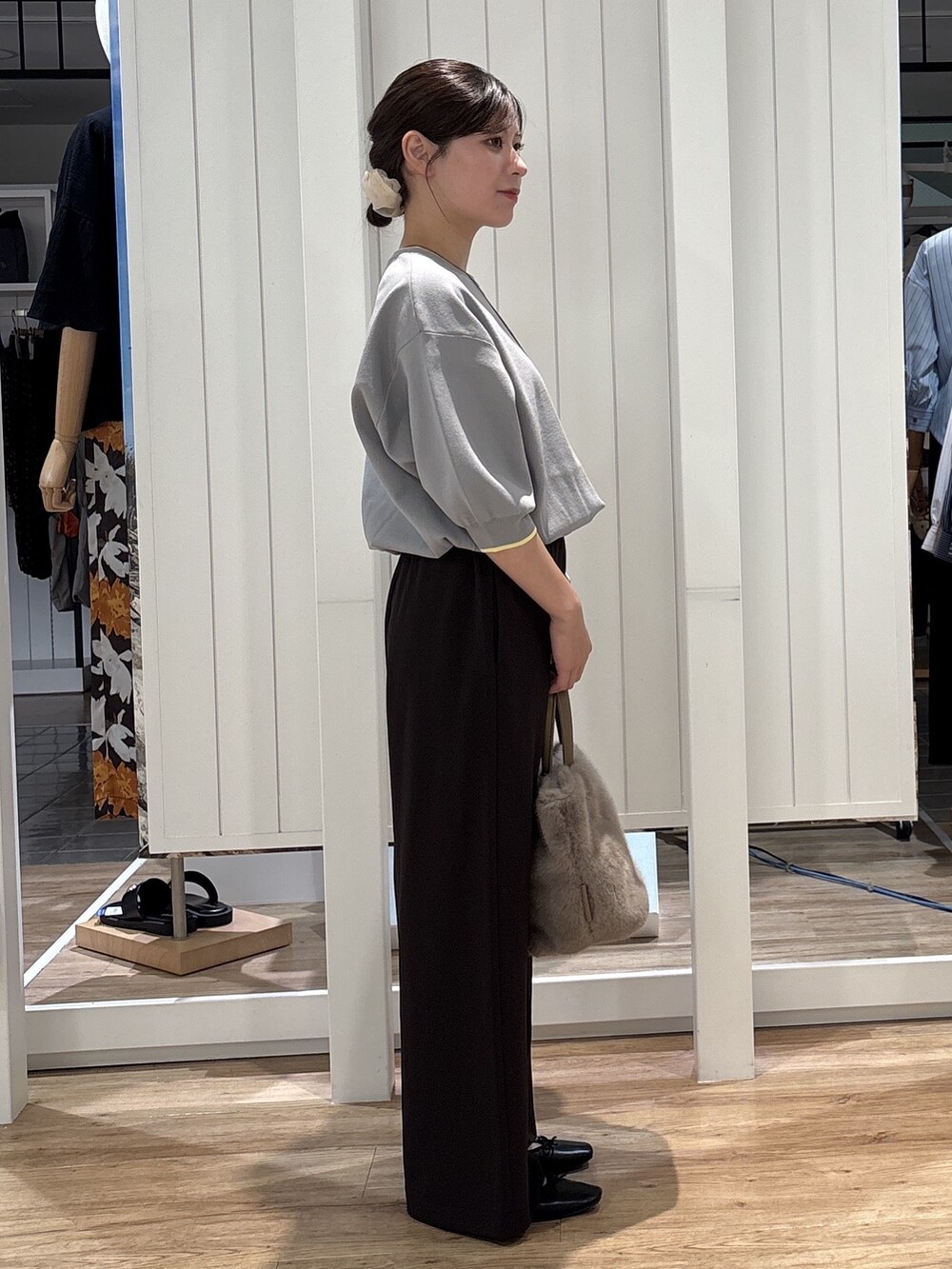 グレー系のニット/セーター、ブラウン系のその他パンツ、ブラック系のパンプスを着用したレディースの秋コーディネートの2枚目の写真