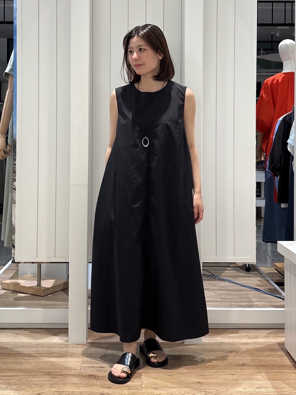 ブルー系のシャツ/ブラウス、ブラック系のワンピースを着用したレディースの夏コーディネートの2枚目の写真