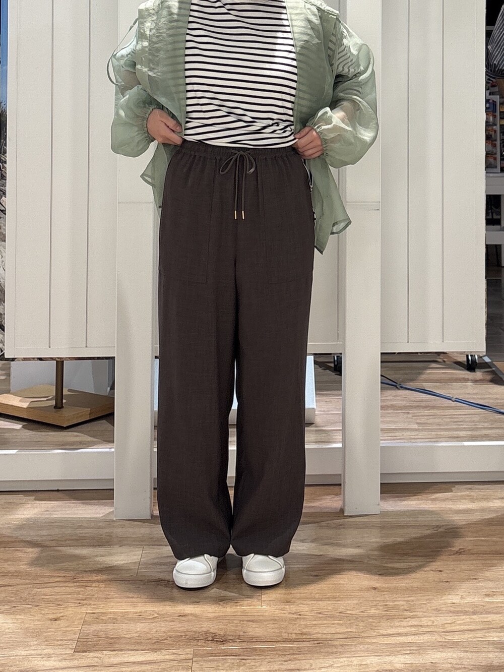 グリーン系のシャツ/ブラウス、ホワイト系のTシャツ/カットソー、ブラウン系のその他パンツを着用したレディースの春コーディネートの8枚目の写真