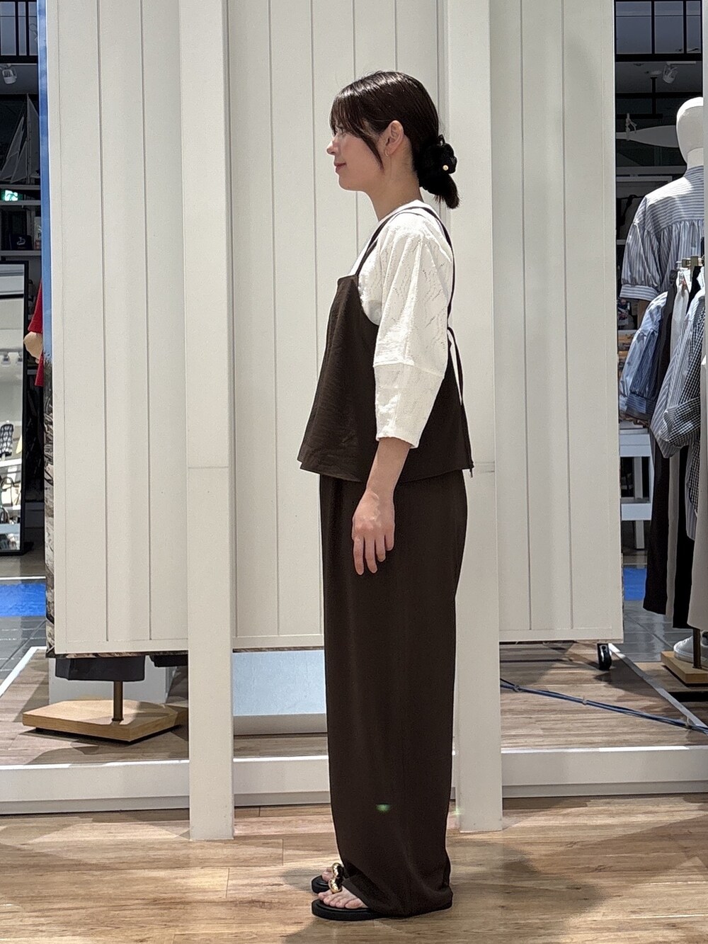 ブラウン系のサロペット/オーバーオール、ブラック系のその他ヘアアクセサリーを着用したレディースの春コーディネートの2枚目の写真