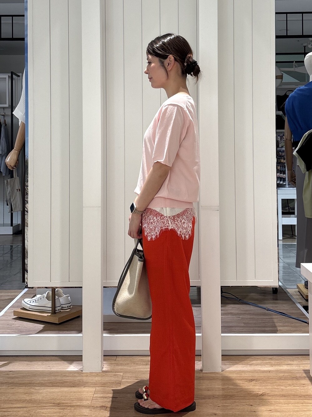ピンク系のニット/セーター、ホワイト系のタンクトップ、オレンジ系のその他パンツを着用したレディースの夏コーディネートの2枚目の写真