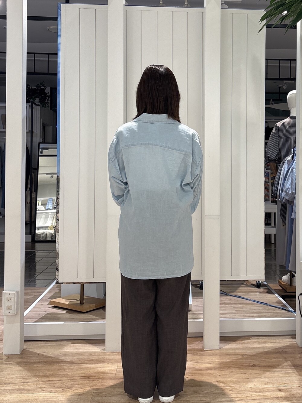 ブルー系のシャツ/ブラウス、ブラウン系のその他パンツ、ホワイト系のスニーカーを着用したレディースの春コーディネートの4枚目の写真