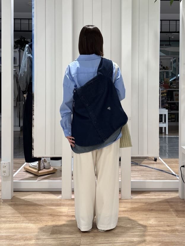ブルー系のシャツ/ブラウス、ホワイト系のその他パンツ、ブルー系のシャツ/ブラウスを着用したレディースの春コーディネートの3枚目の写真