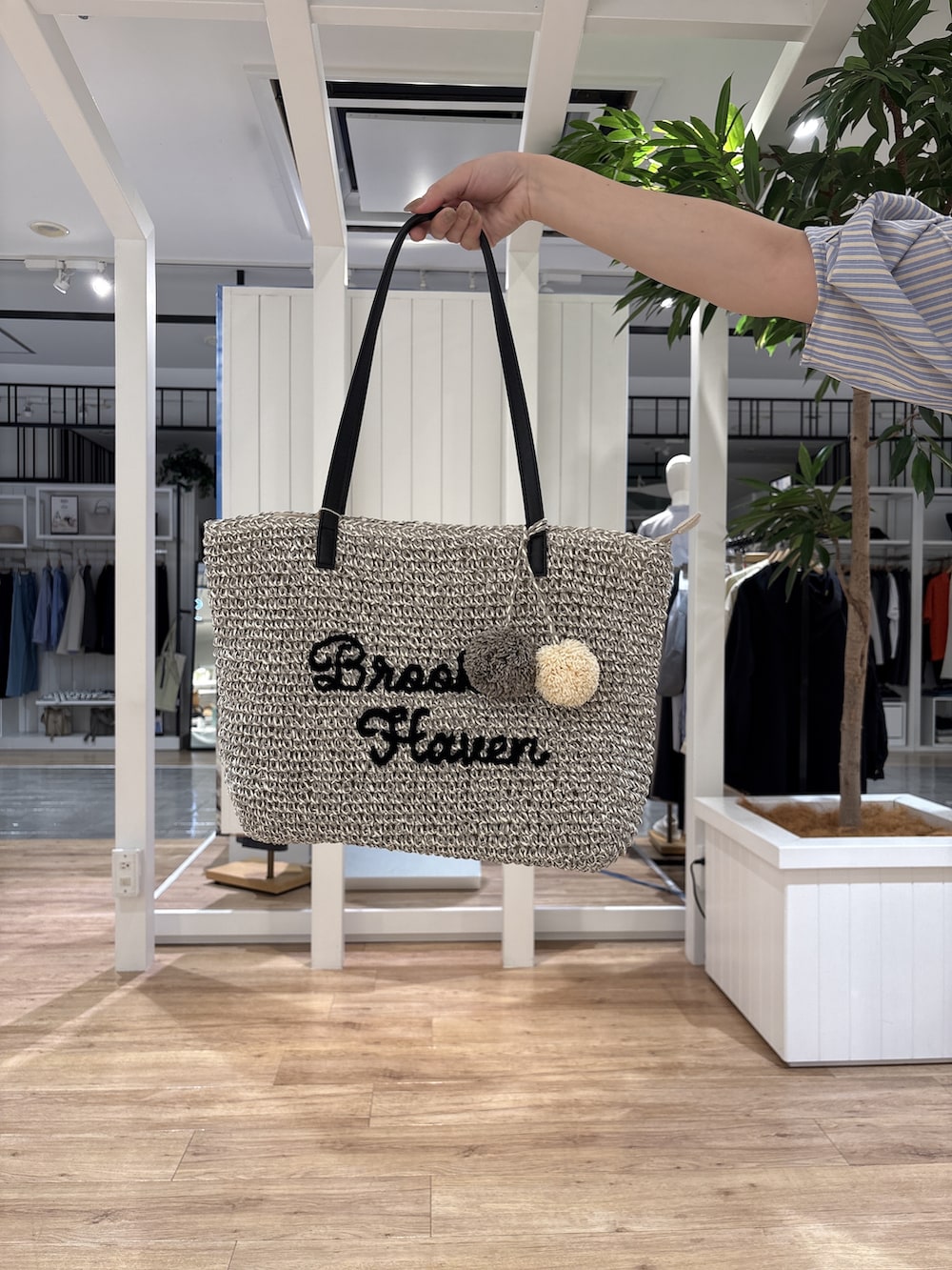 ブルー系のその他パンツ、イエロー系のシャツ/ブラウス、ブラック系のパンプスを着用したレディースの春コーディネートの6枚目の写真