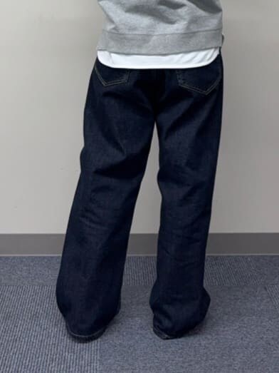 グレー系のTシャツ/カットソー、ホワイト系のTシャツ/カットソー、ブルー系のデニムパンツを着用したレディースの冬コーディネートの8枚目の写真