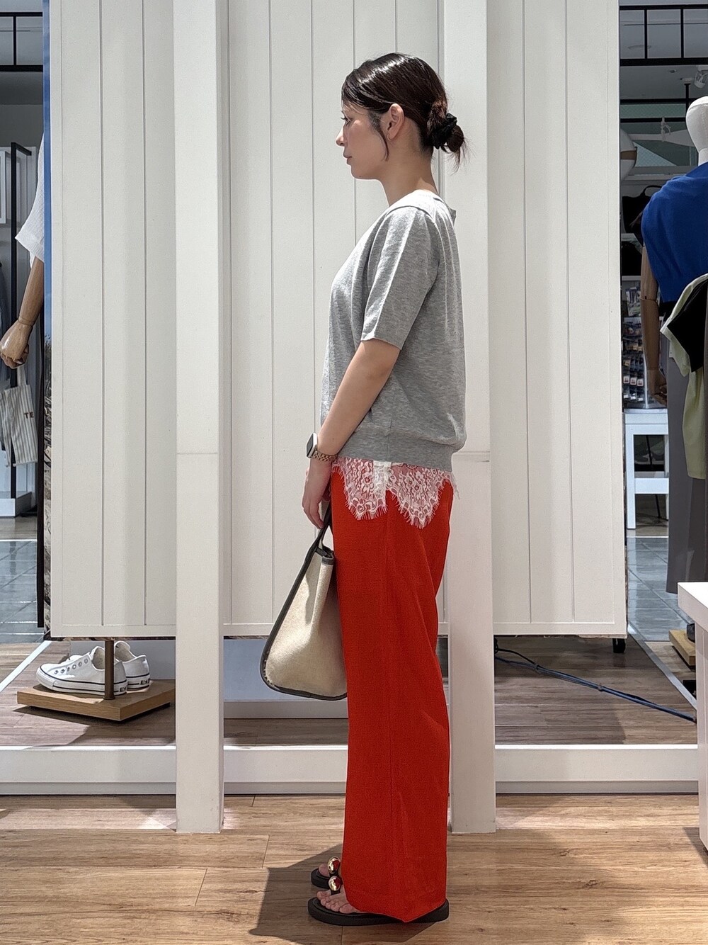グレー系のニット/セーター、ホワイト系のタンクトップ、オレンジ系のその他パンツを着用したレディースの夏コーディネートの2枚目の写真