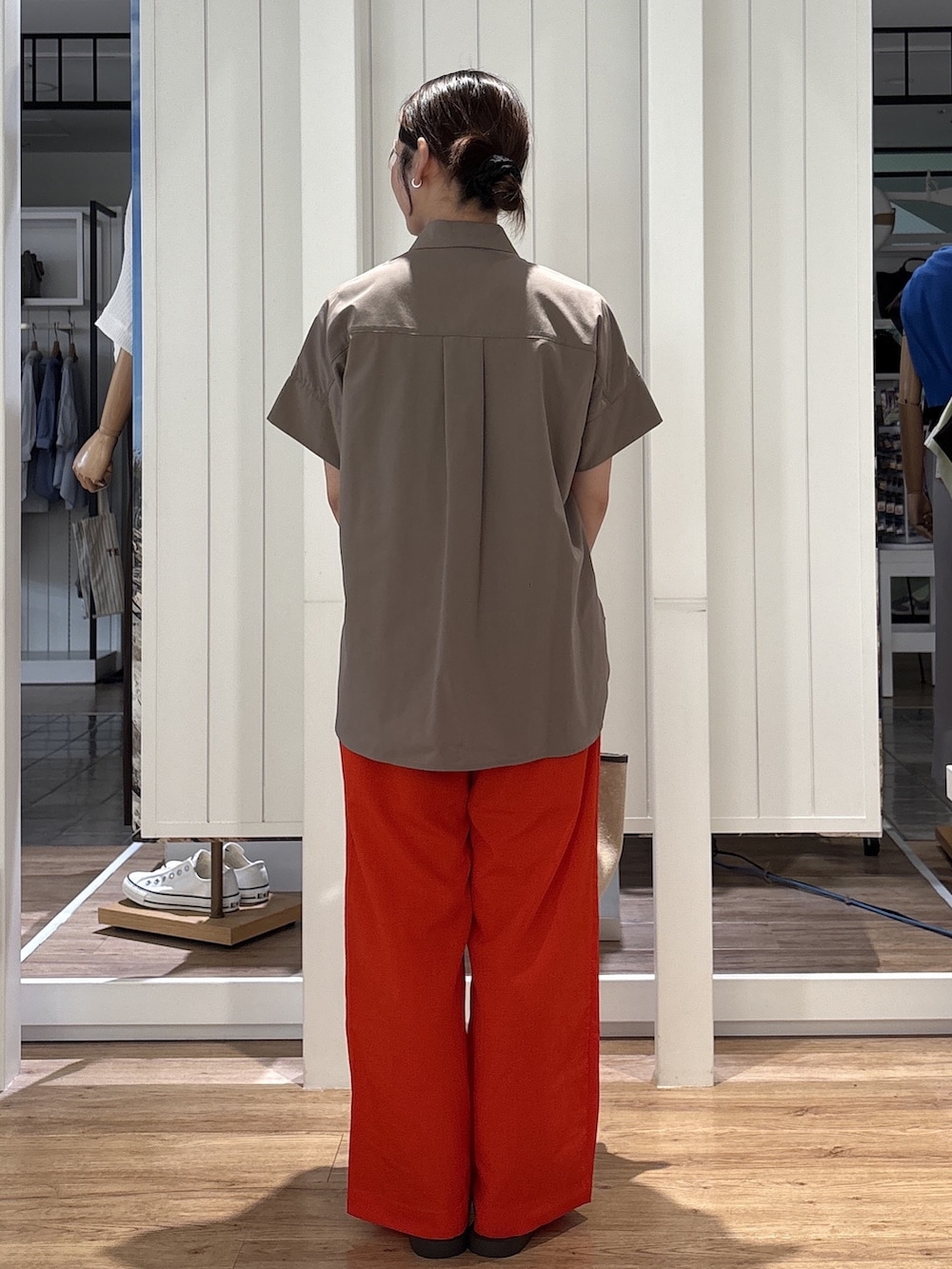 ブラウン系のシャツ/ブラウス、オレンジ系のその他パンツ、ブラウン系のサンダルを着用したレディースの夏コーディネートの3枚目の写真