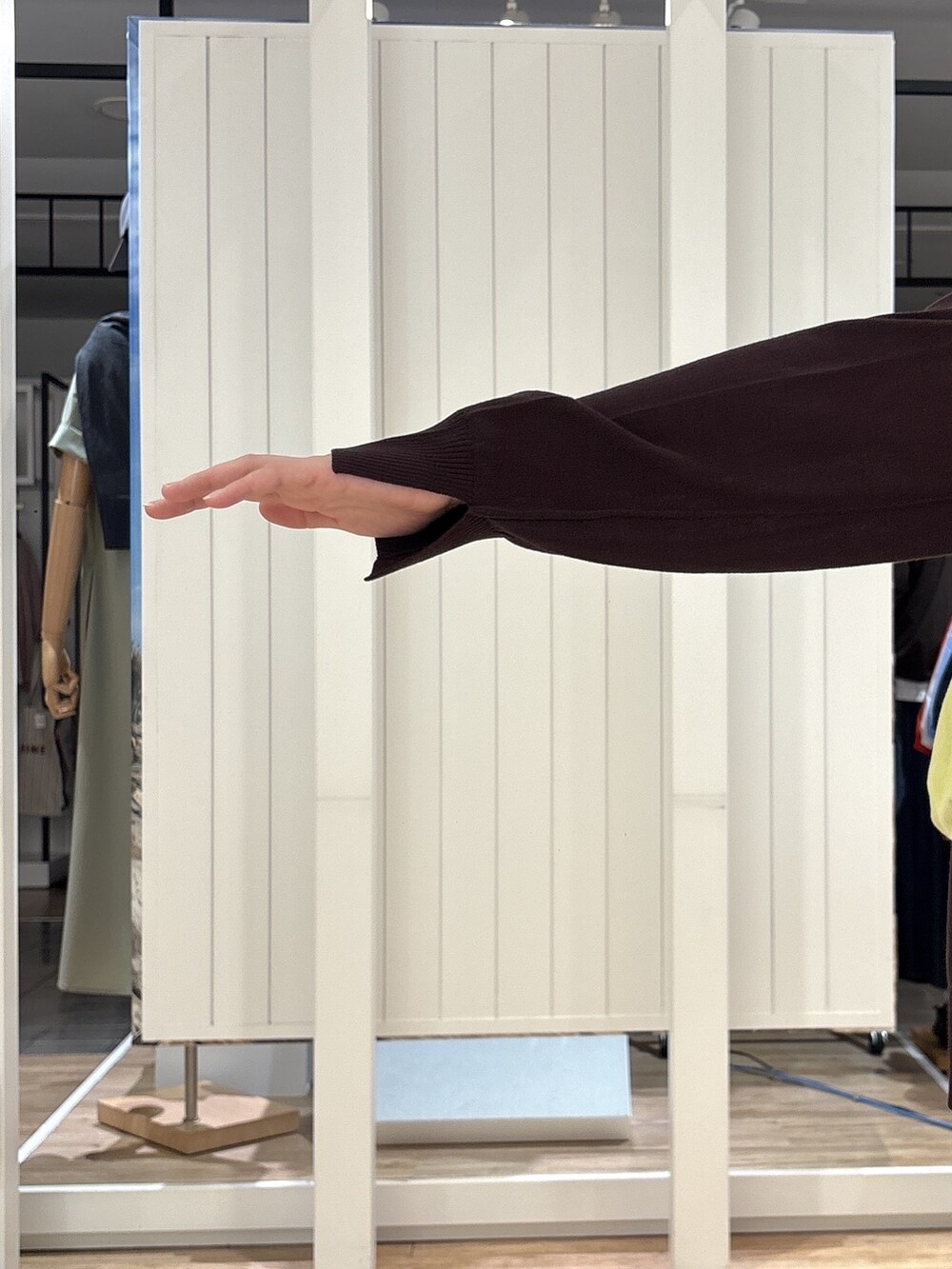 イエロー系のニット/セーター、グレー系のその他パンツ、ブラウン系のサンダルを着用したレディースの夏コーディネートの7枚目の写真