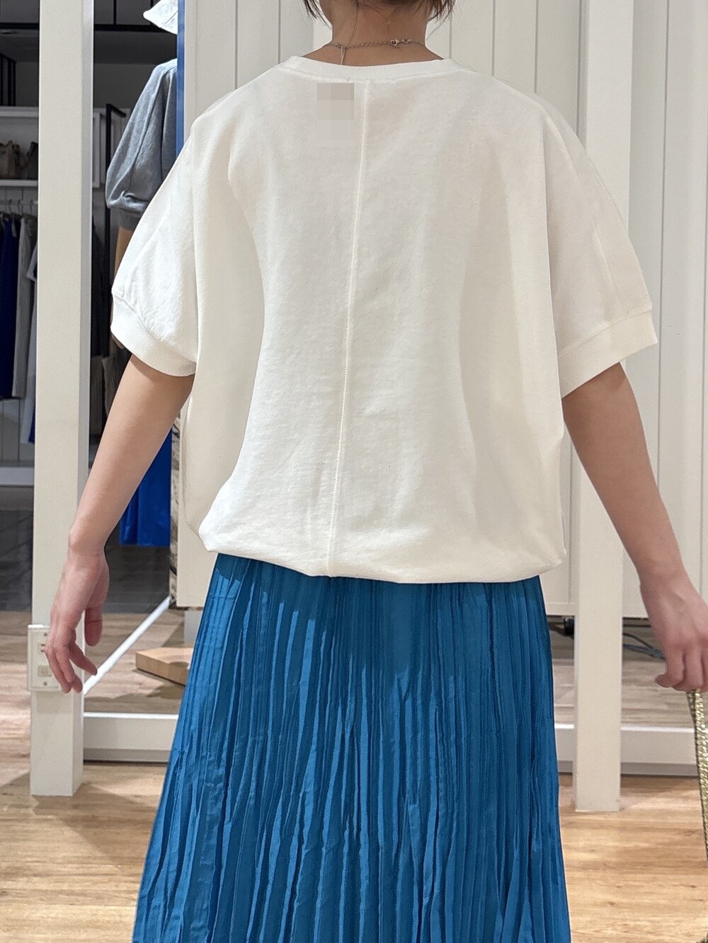 ホワイト系のTシャツ/カットソー、ブルー系のスカート、ブラック系のパンプスを着用したレディースの夏コーディネートの5枚目の写真