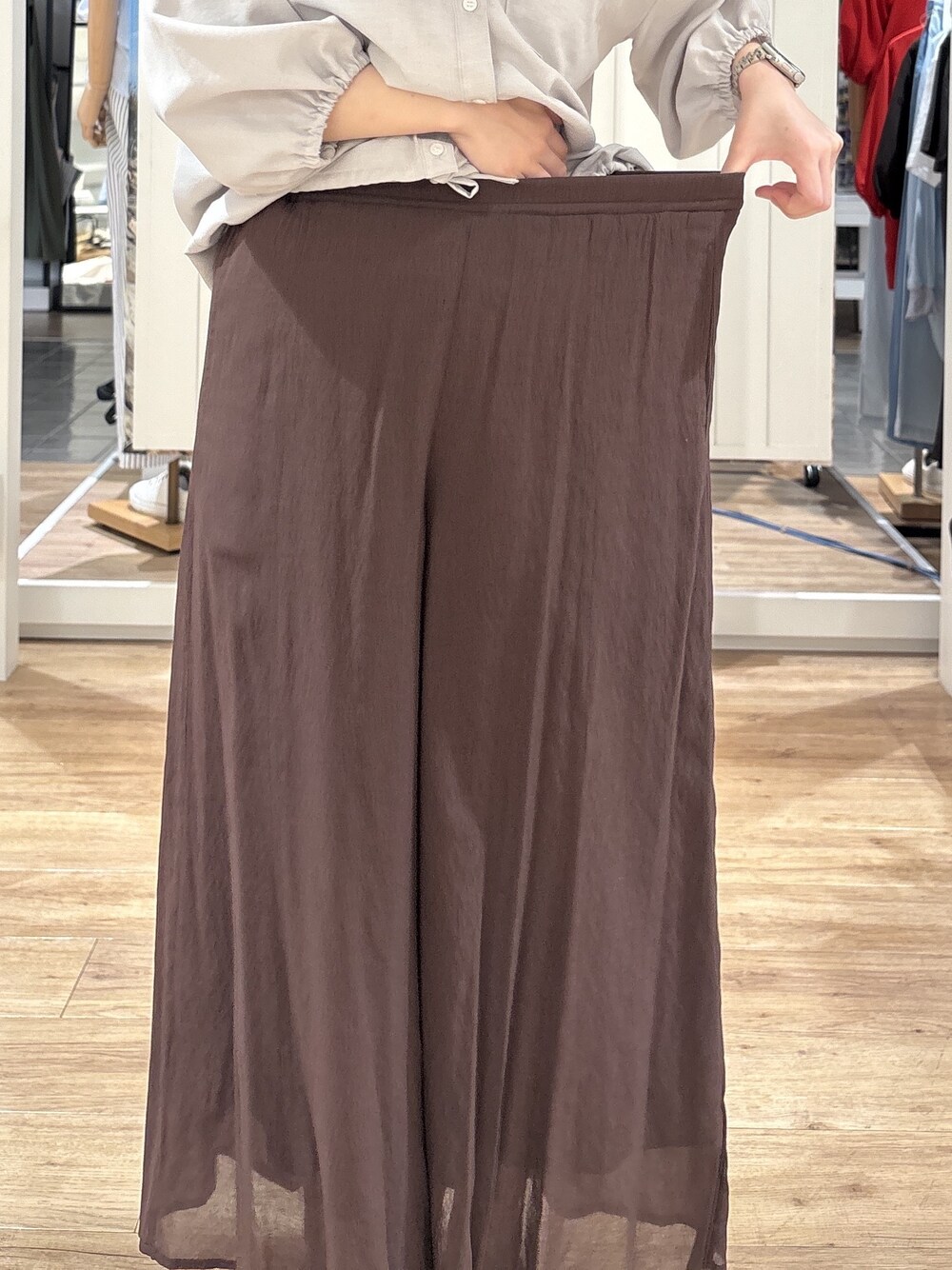 グレー系のシャツ/ブラウス、ブラウン系のその他パンツ、ブルー系のショルダーバッグを着用したレディースの春コーディネートの8枚目の写真