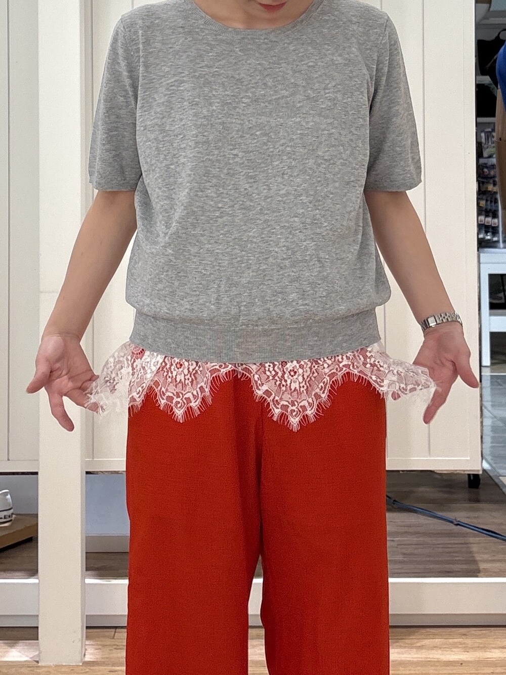 グレー系のニット/セーター、ホワイト系のタンクトップ、オレンジ系のその他パンツを着用したレディースの夏コーディネートの4枚目の写真