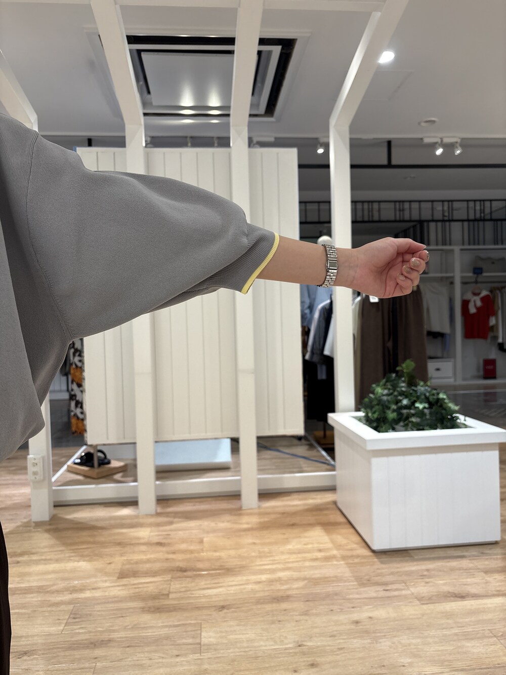 グレー系のニット/セーター、ブラウン系のその他パンツ、ブラック系のパンプスを着用したレディースの秋コーディネートの5枚目の写真