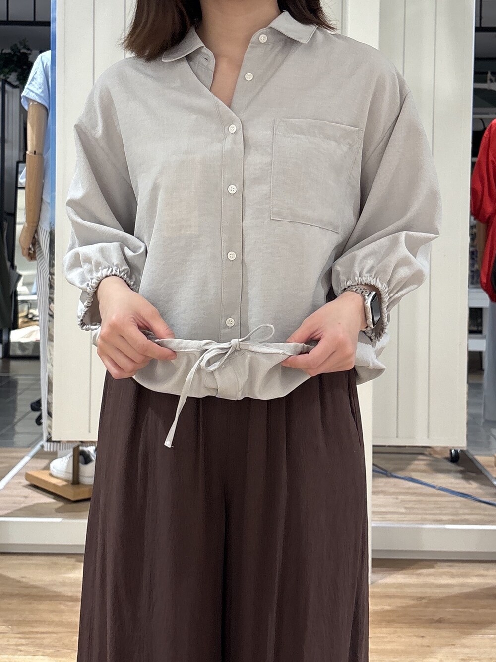 グレー系のシャツ/ブラウス、ブラウン系のその他パンツ、ブルー系のショルダーバッグを着用したレディースの春コーディネートの7枚目の写真