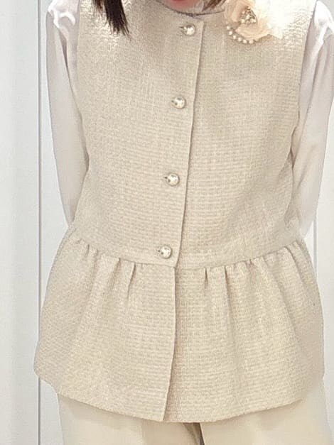 グレー系のトートバッグ、ホワイト系のその他パンツ、ホワイト系のシャツ/ブラウスを着用したレディースの冬コーディネートの5枚目の写真