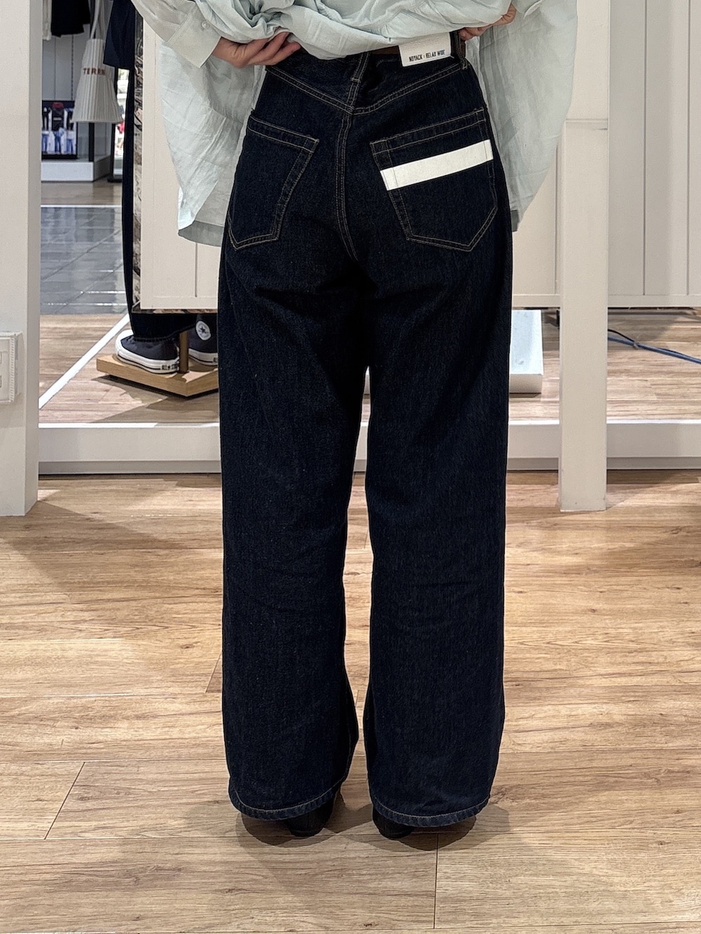 グリーン系のシャツ/ブラウス、ブルー系のデニムパンツ、ブラック系のパンプスを着用したレディースの春コーディネートの7枚目の写真