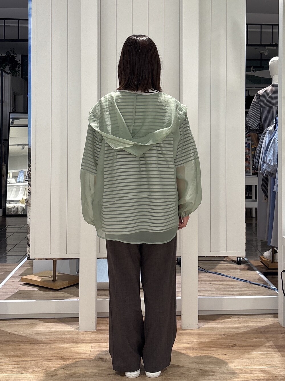 グリーン系のシャツ/ブラウス、ホワイト系のTシャツ/カットソー、ブラウン系のその他パンツを着用したレディースの春コーディネートの3枚目の写真