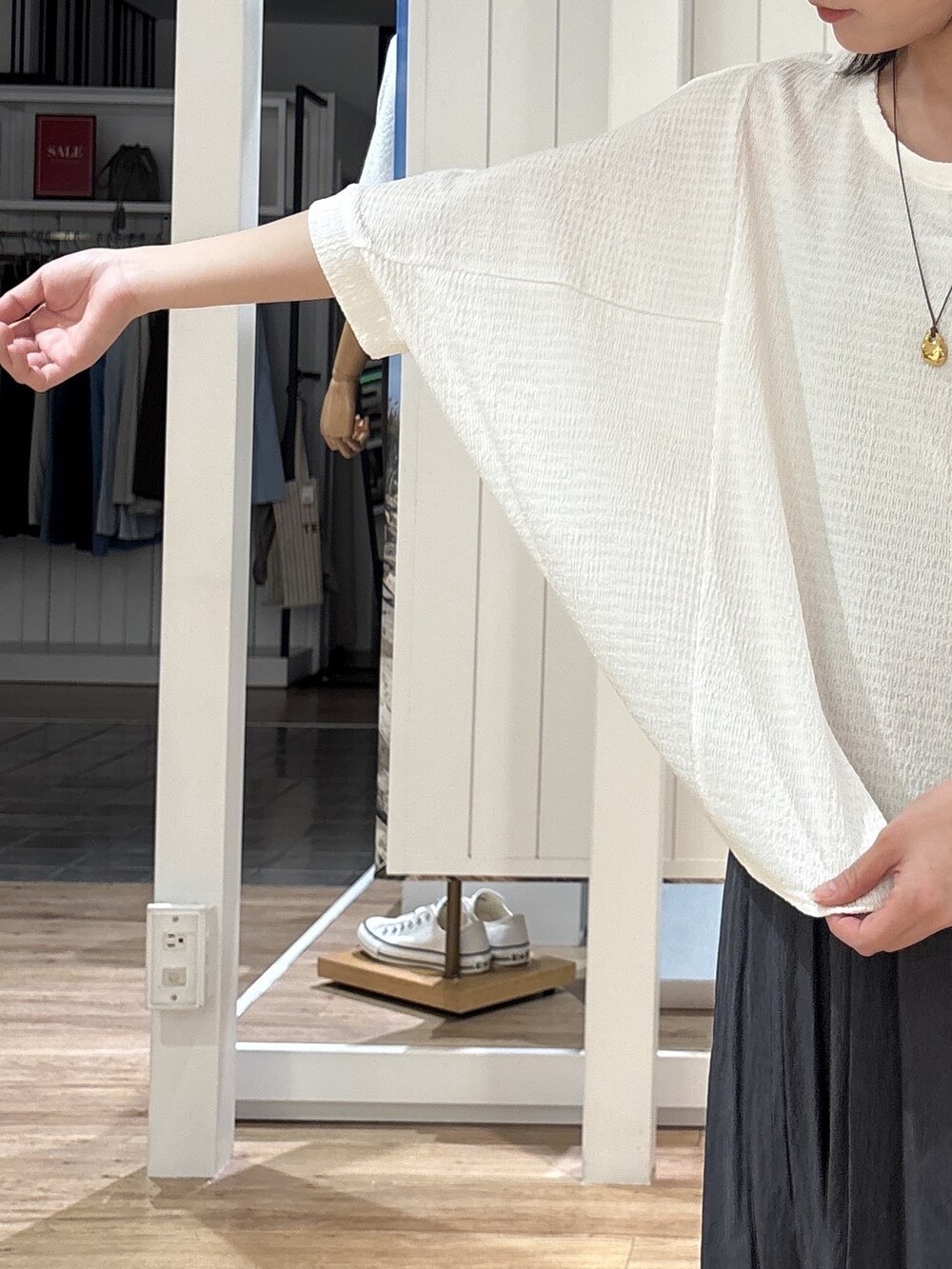 ホワイト系のTシャツ/カットソー、グレー系のその他パンツ、シルバー系のショルダーバッグを着用したレディースの夏コーディネートの4枚目の写真