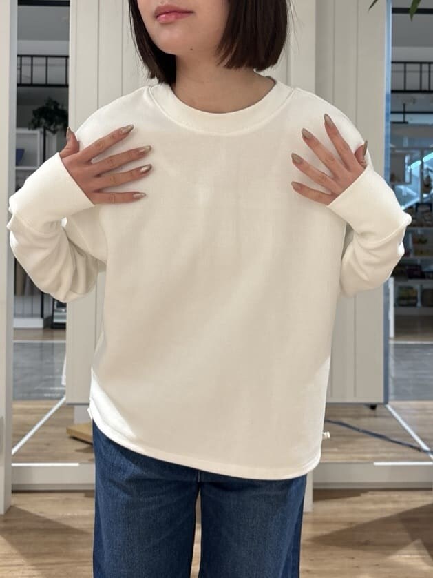 ホワイト系のTシャツ/カットソー、グリーン系のステンカラーコート、ベージュ系のショルダーバッグを着用したレディースの冬コーディネートの9枚目の写真