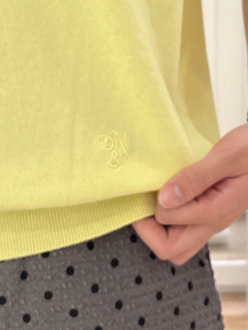 イエロー系のニット/セーター、グレー系のその他パンツ、ブラウン系のサンダルを着用したレディースの夏コーディネートの6枚目の写真