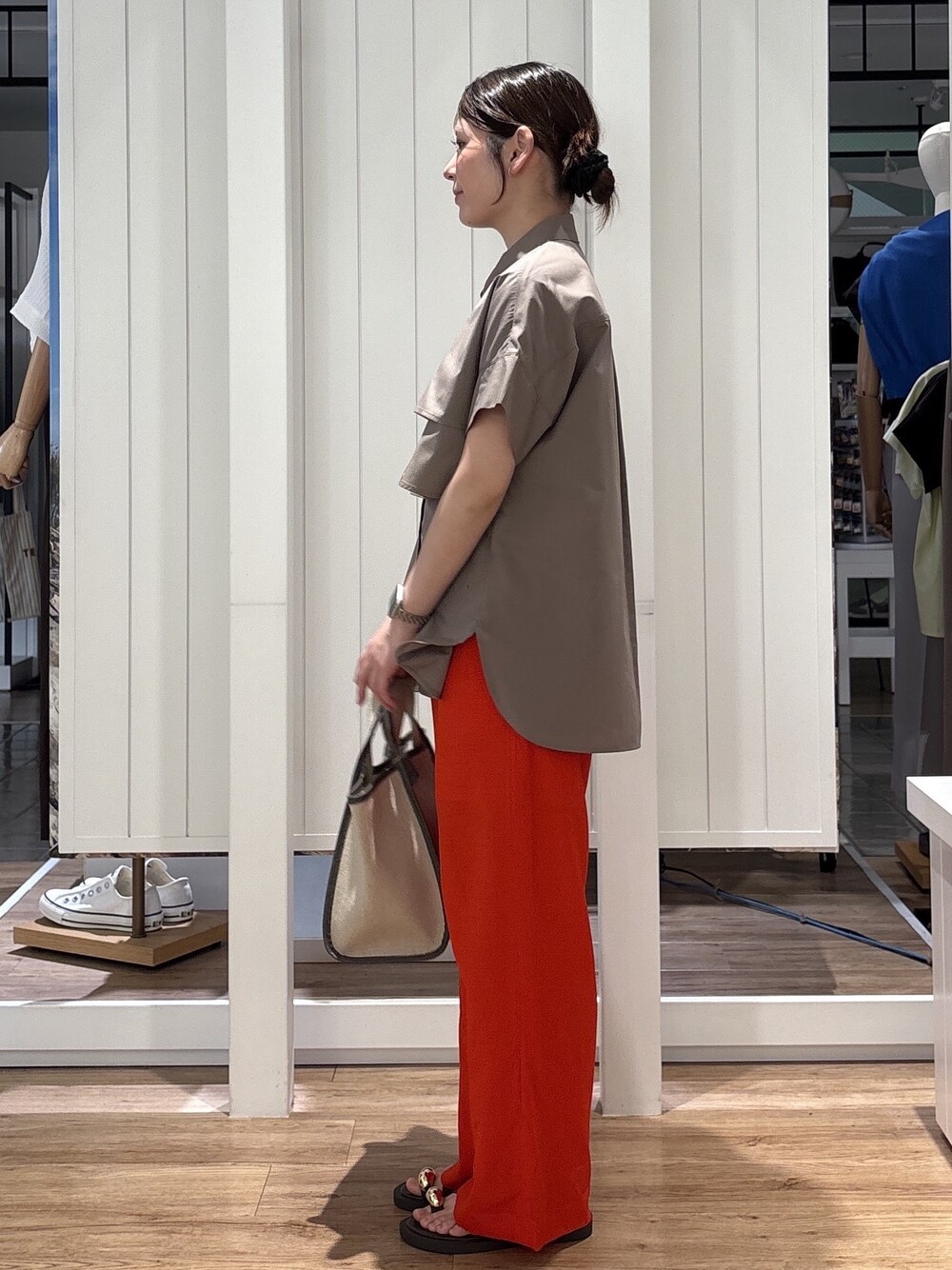 ブラウン系のシャツ/ブラウス、オレンジ系のその他パンツ、ブラウン系のサンダルを着用したレディースの夏コーディネートの2枚目の写真