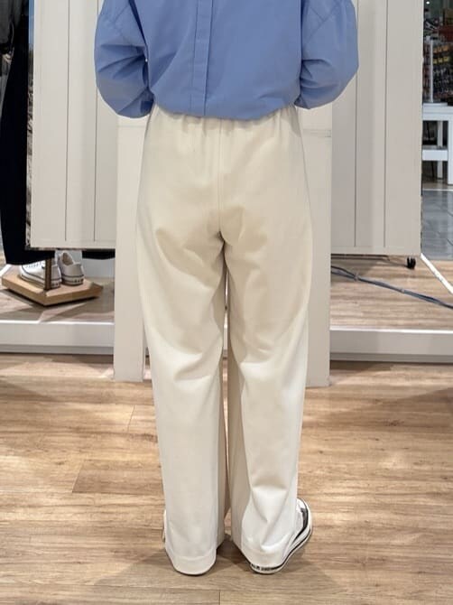ブルー系のシャツ/ブラウス、ホワイト系のその他パンツ、ブルー系のシャツ/ブラウスを着用したレディースの春コーディネートの9枚目の写真
