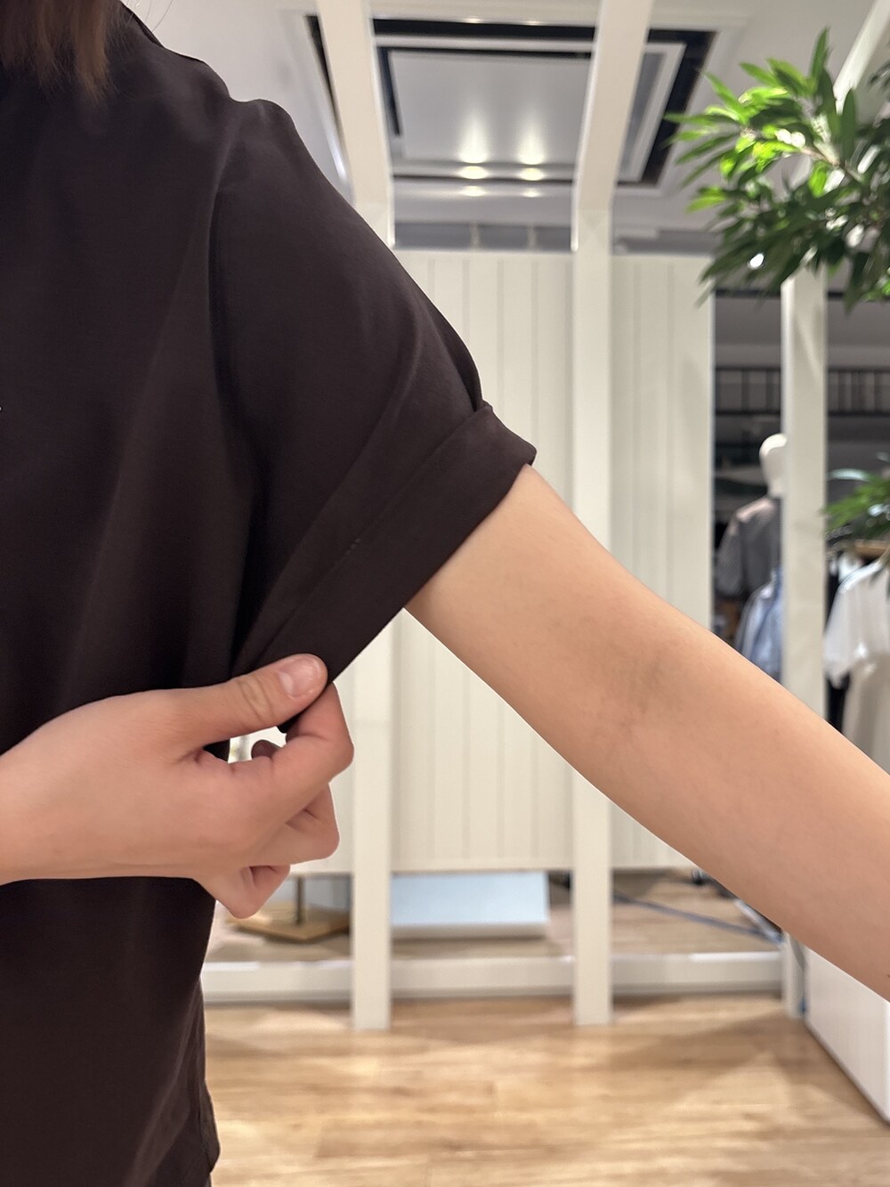 ブラウン系のTシャツ/カットソー、ブラウン系のその他パンツ、ホワイト系のスニーカーを着用したレディースの春コーディネートの5枚目の写真