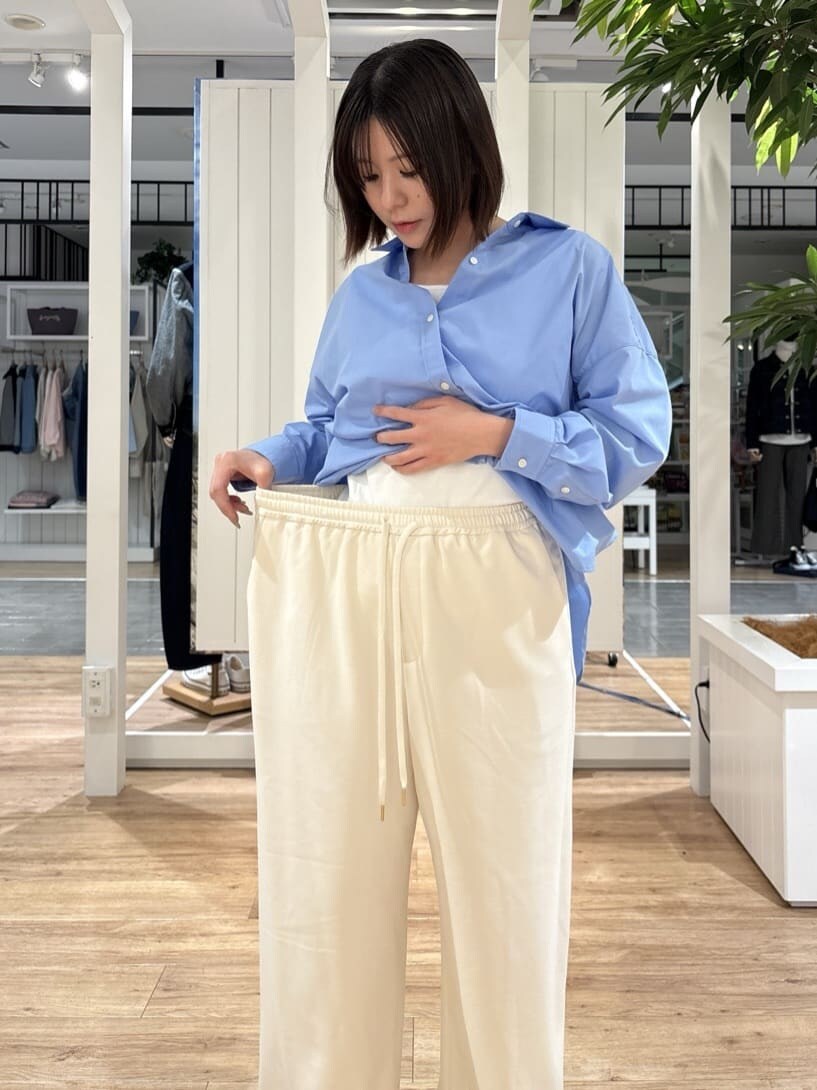 ブルー系のシャツ/ブラウス、ホワイト系のその他パンツ、ブルー系のシャツ/ブラウスを着用したレディースの春コーディネートの8枚目の写真
