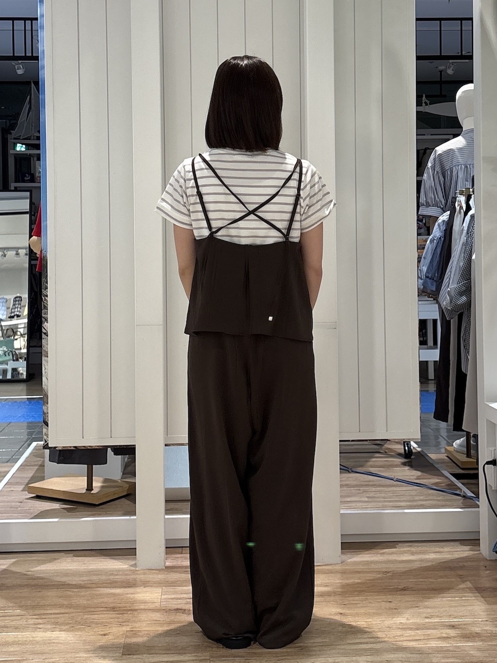 グレー系のTシャツ/カットソー、ブラウン系のサロペット/オーバーオール、ベージュ系のショルダーバッグを着用したレディースの春コーディネートの3枚目の写真