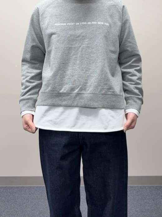 グレー系のTシャツ/カットソー、ホワイト系のTシャツ/カットソー、ブルー系のデニムパンツを着用したレディースの冬コーディネートの4枚目の写真