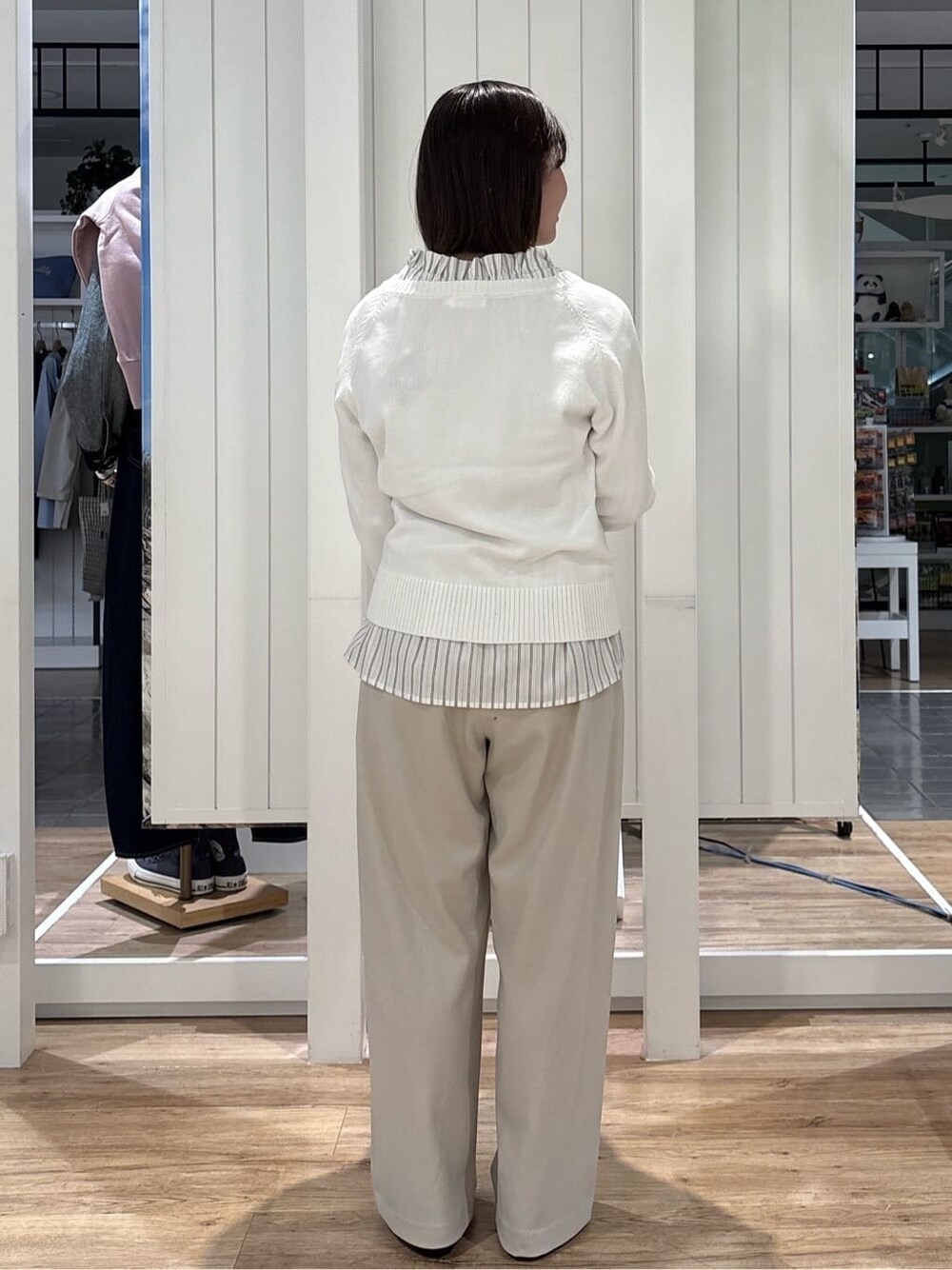 ホワイト系のニット/セーター、ピンク系のシャツ/ブラウス、ベージュ系のその他パンツを着用したレディースの春コーディネートの3枚目の写真
