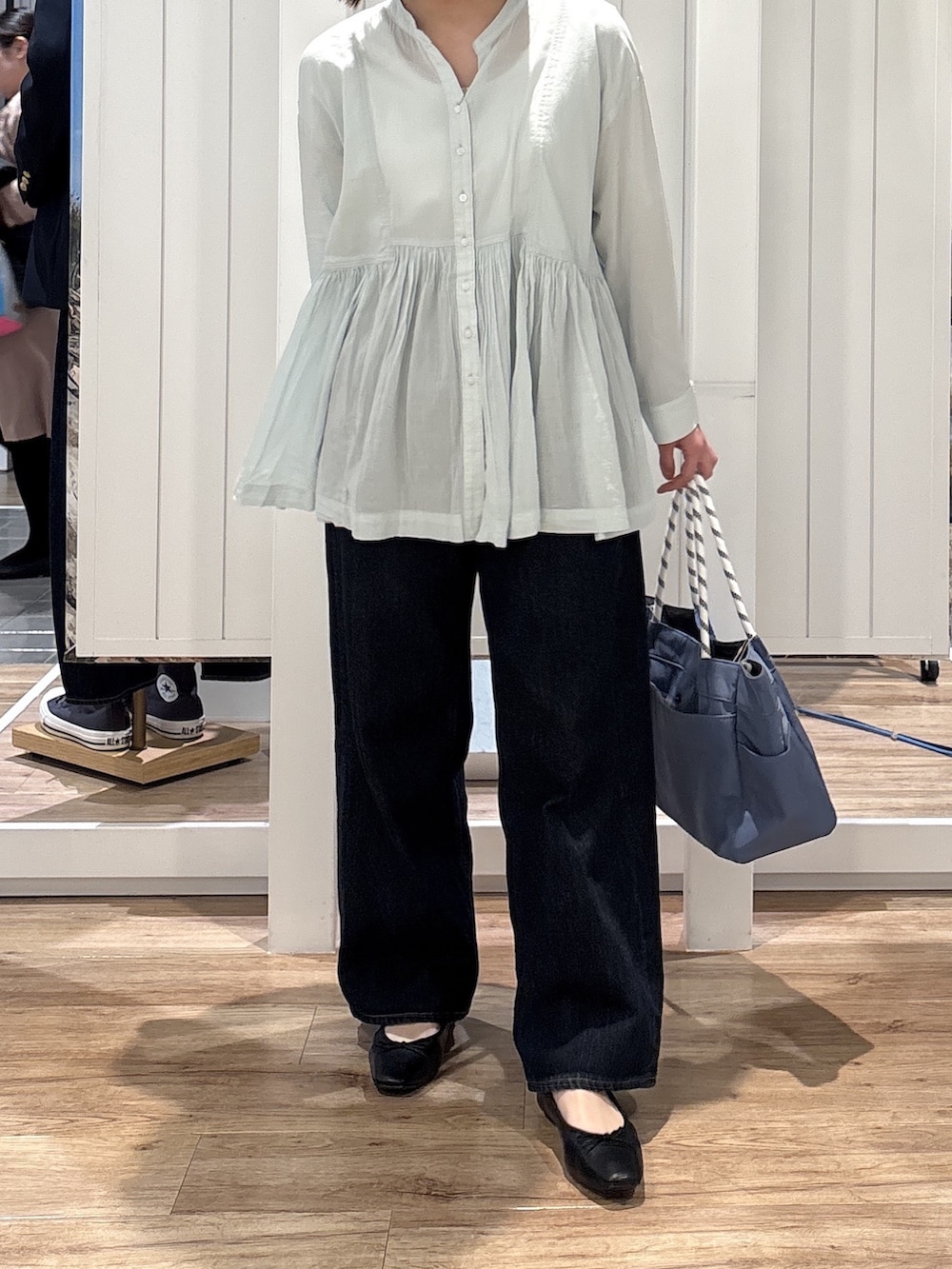 グリーン系のシャツ/ブラウス、ブルー系のデニムパンツ、ブラック系のパンプスを着用したレディースの春コーディネートの4枚目の写真