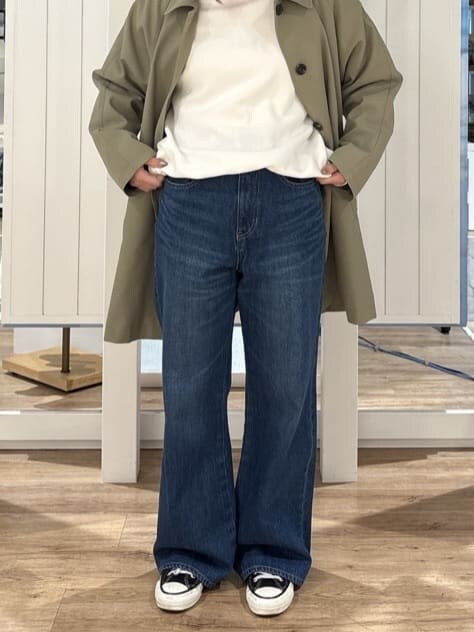 ホワイト系のTシャツ/カットソー、グリーン系のステンカラーコート、ベージュ系のショルダーバッグを着用したレディースの冬コーディネートの8枚目の写真