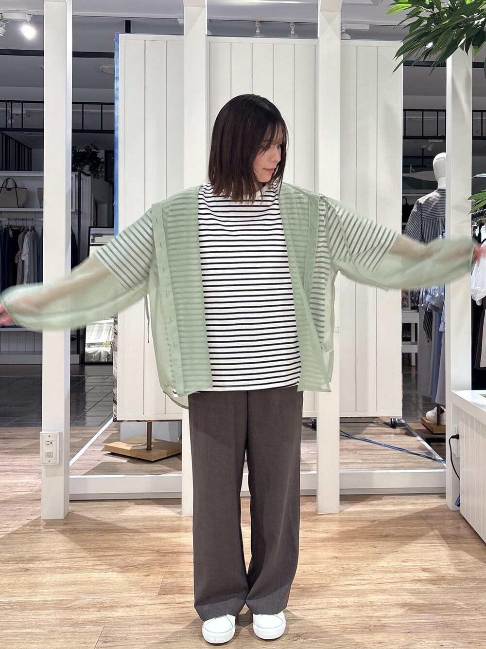 グリーン系のシャツ/ブラウス、ホワイト系のTシャツ/カットソー、ブラウン系のその他パンツを着用したレディースの春コーディネートの4枚目の写真