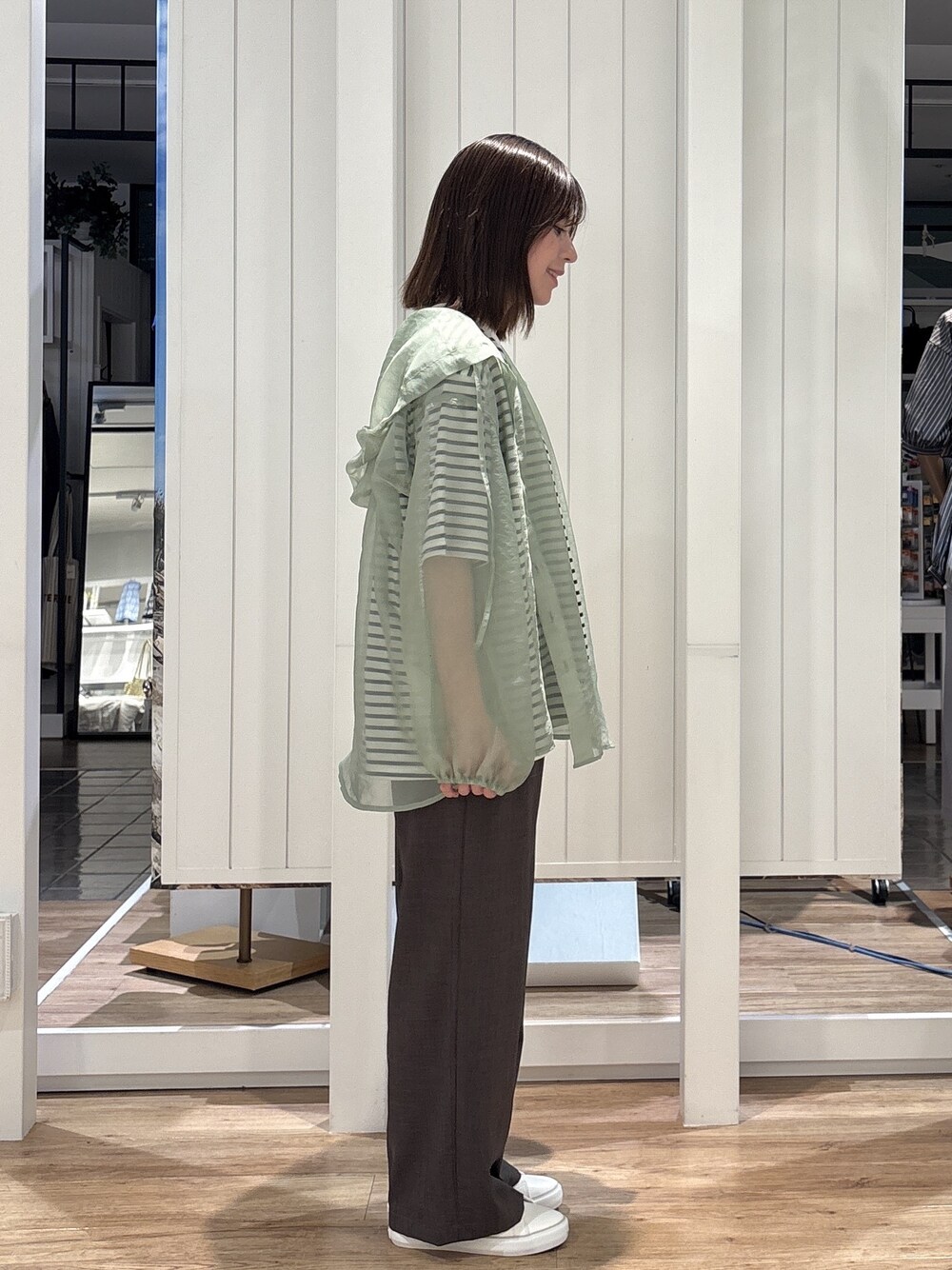グリーン系のシャツ/ブラウス、ホワイト系のTシャツ/カットソー、ブラウン系のその他パンツを着用したレディースの春コーディネートの2枚目の写真