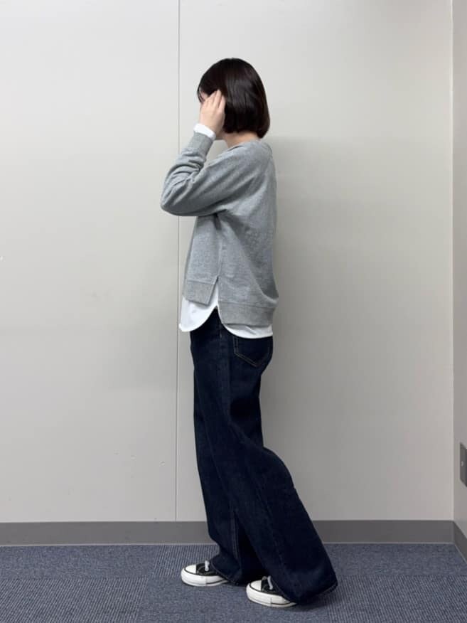 グレー系のTシャツ/カットソー、ホワイト系のTシャツ/カットソー、ブルー系のデニムパンツを着用したレディースの冬コーディネートの2枚目の写真