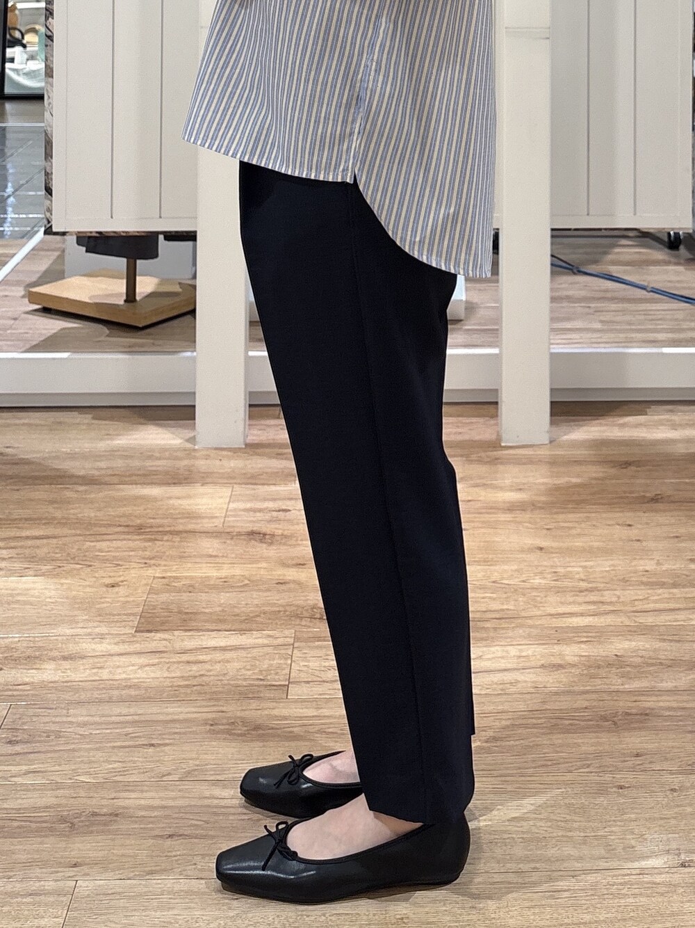 イエロー系のシャツ/ブラウス、ブルー系のその他パンツ、ブラック系のパンプスを着用したレディースの春コーディネートの5枚目の写真