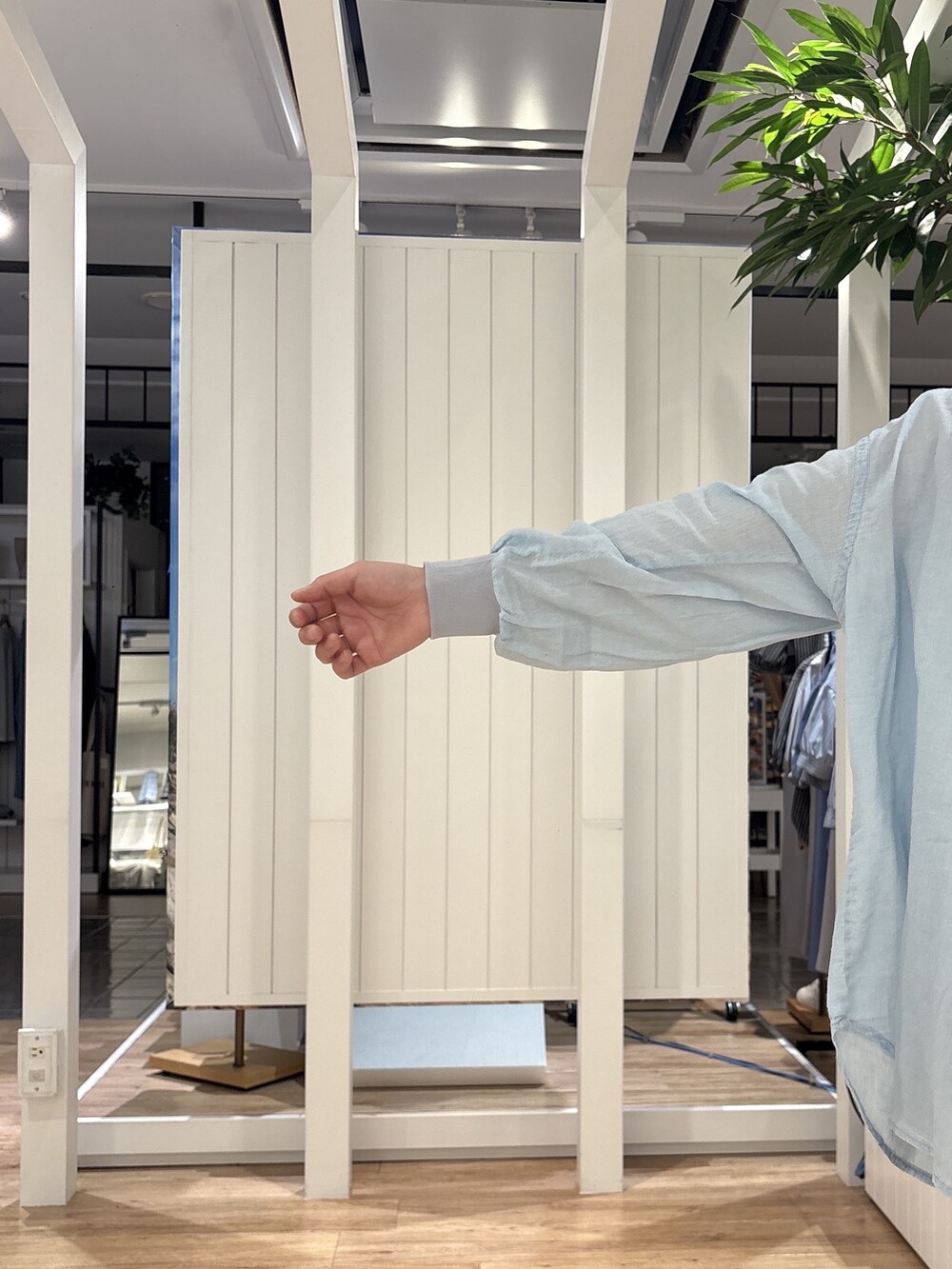 ブルー系のシャツ/ブラウス、ブラウン系のその他パンツ、ホワイト系のスニーカーを着用したレディースの春コーディネートの5枚目の写真