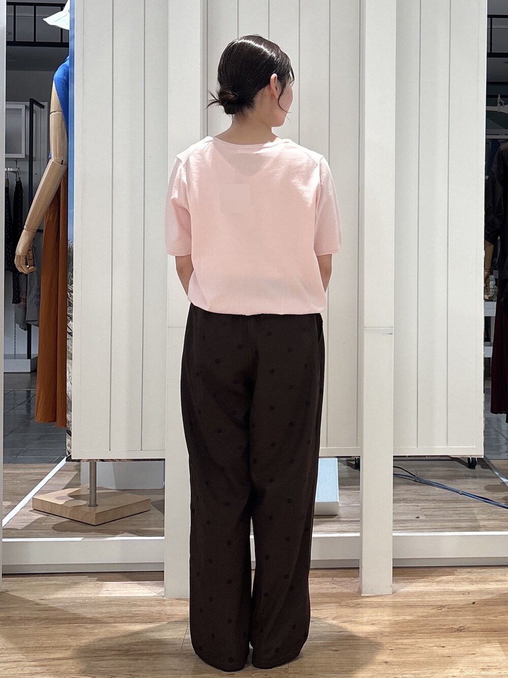 ピンク系のニット/セーター、グリーン系のその他パンツを着用したレディースの夏コーディネートの3枚目の写真