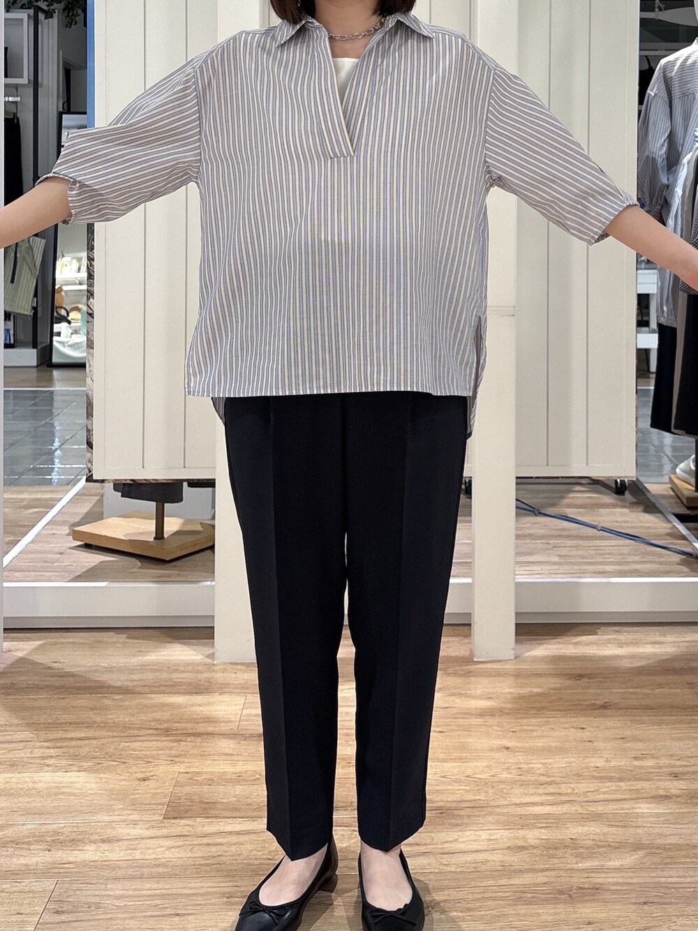 イエロー系のシャツ/ブラウス、ブルー系のその他パンツ、ブラック系のパンプスを着用したレディースの春コーディネートの4枚目の写真