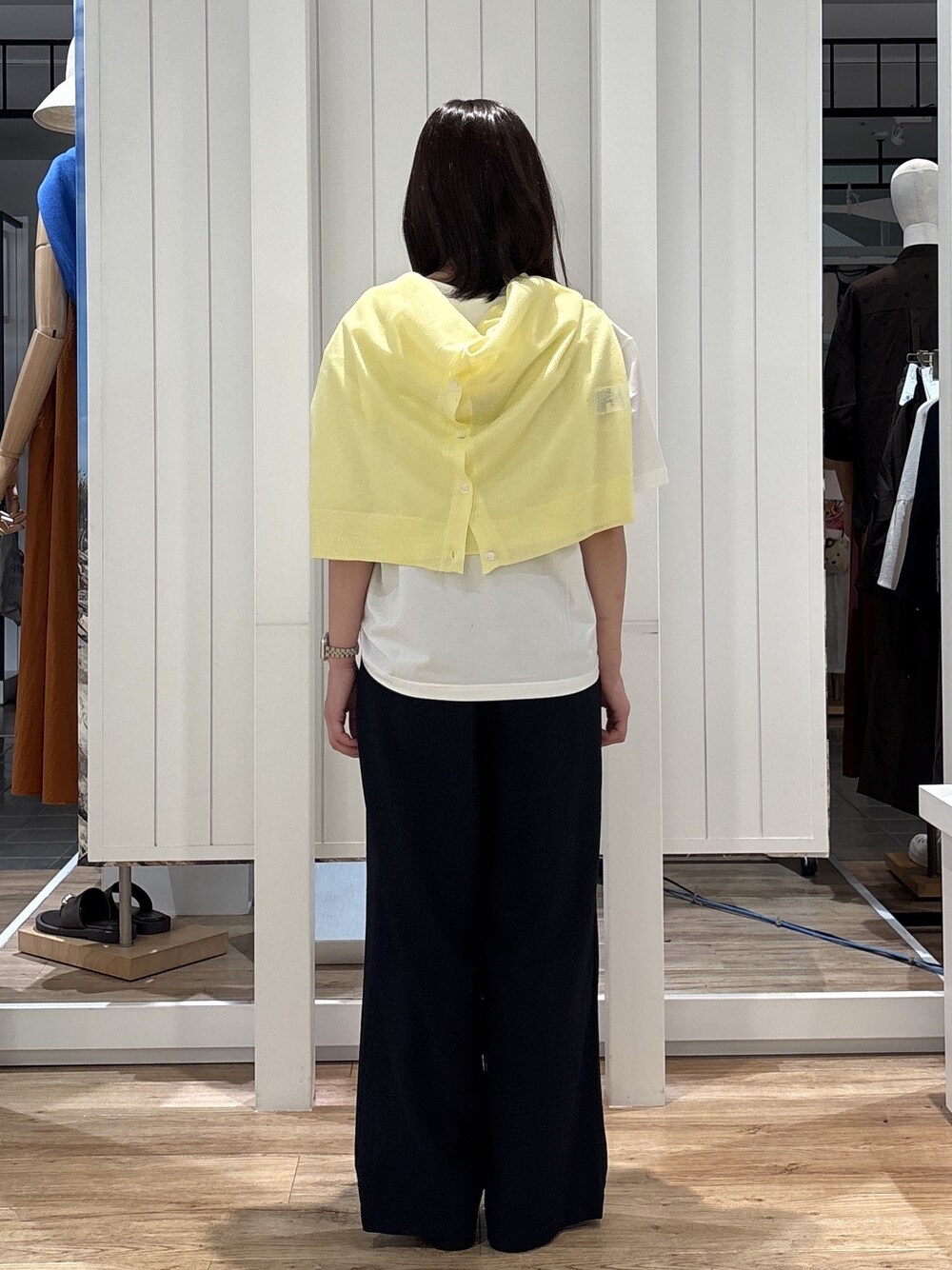 イエロー系のカーディガン/ボレロ、ブルー系のその他パンツを着用したレディースの夏コーディネートの4枚目の写真