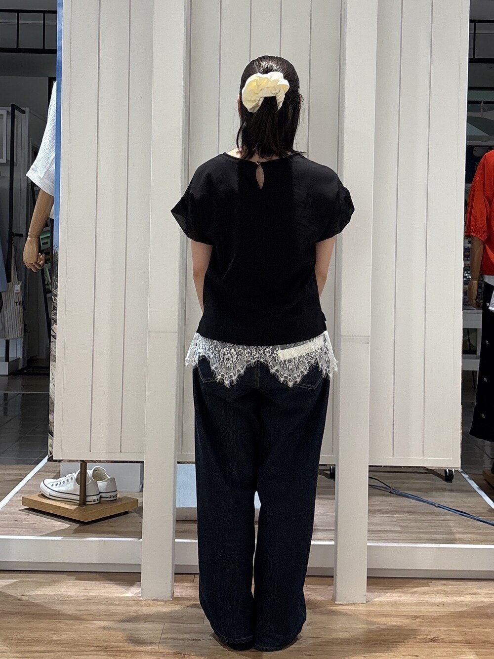ブラック系のTシャツ/カットソー、ブルー系のデニムパンツ、ホワイト系のタンクトップを着用したレディースの夏コーディネートの3枚目の写真