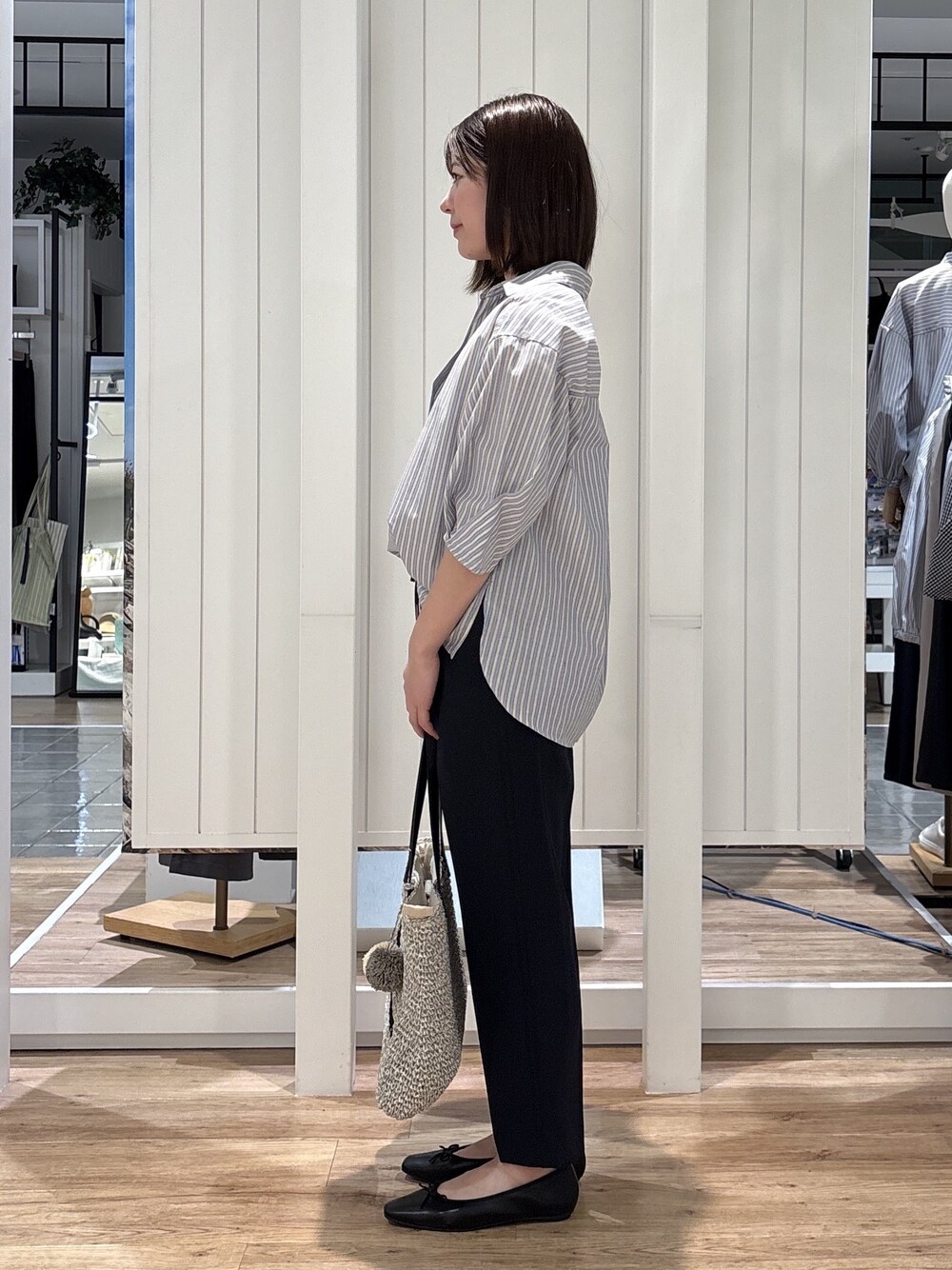 イエロー系のシャツ/ブラウス、ブルー系のその他パンツ、ブラック系のパンプスを着用したレディースの春コーディネートの2枚目の写真