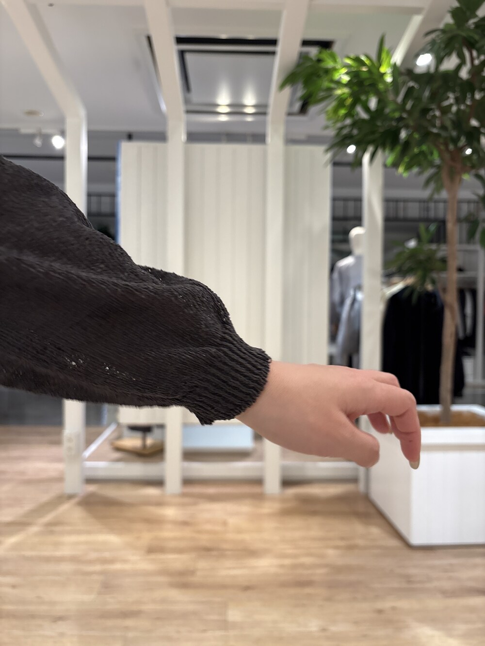 ホワイト系のスカート、ベージュ系のトートバッグ、ブラック系のサンダルを着用したレディースの春コーディネートの5枚目の写真